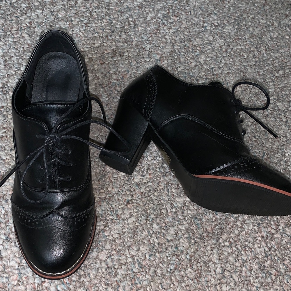 Black Lace-Up Heeled Oxford Shoes